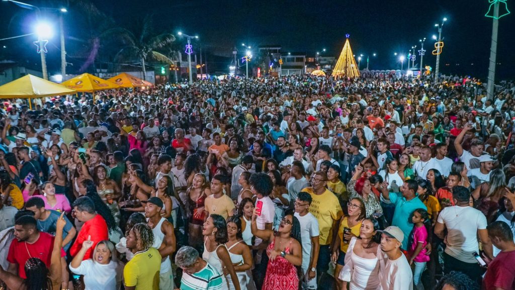 Eudes Barros Conduz uma Celebração Magnífica com Mais de 10 Mil Pessoas no Réveillon do Amanhecer em Raposa