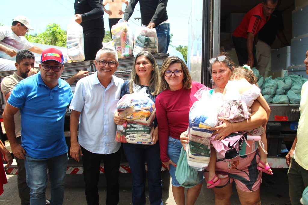 EM GRANDE AÇÃO SOCIAL – Eudes Barros entrega toneladas de pescado e milhares de cestas básicas à moradores de Raposa