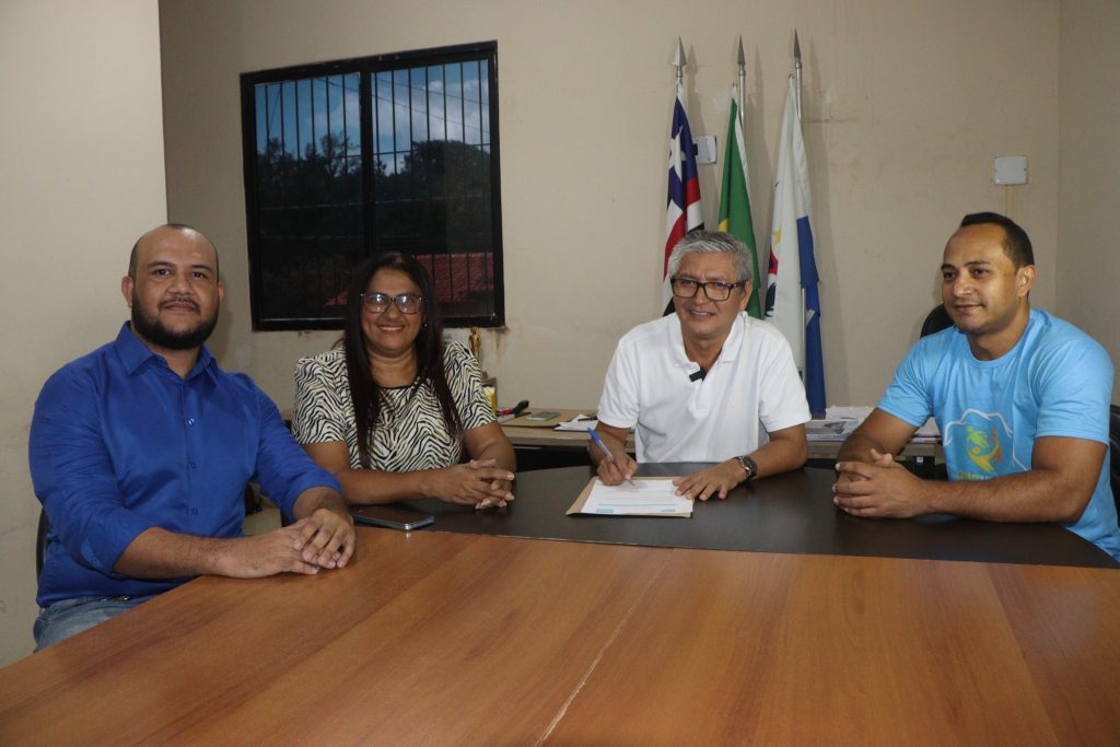 Prefeito Eudes Barros assina termo de adesão ao Selo UNICEF